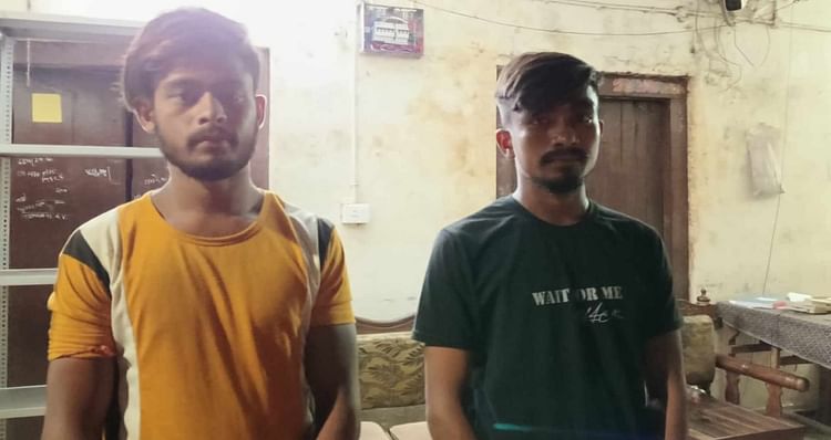 Bihar: हथियार के बल पर दो युवकों से 10 हजार नकद, मोबाइल और चांदी की सीकरी लूट, दो आरोपी गिरफ्तार