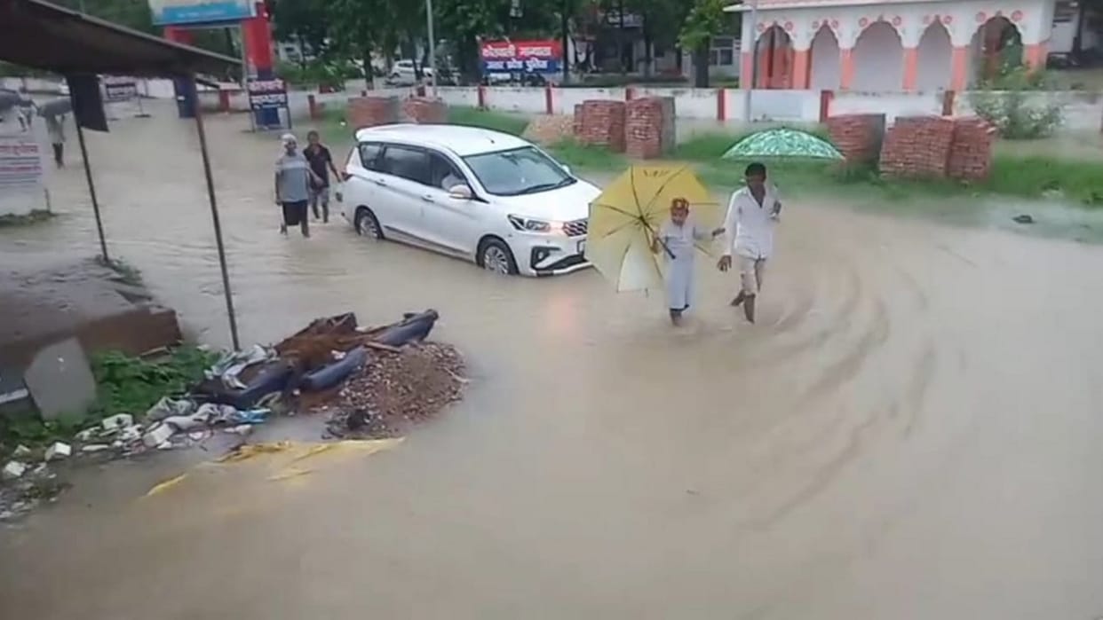 Pratapgarh News: 10 hours of heavy rain... water everywhere, hospital, police station, highway submerged