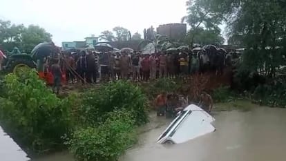 11 people died after Bolero fell into canal in Gonda Everyone was shocked to see pile of dead bodies on road