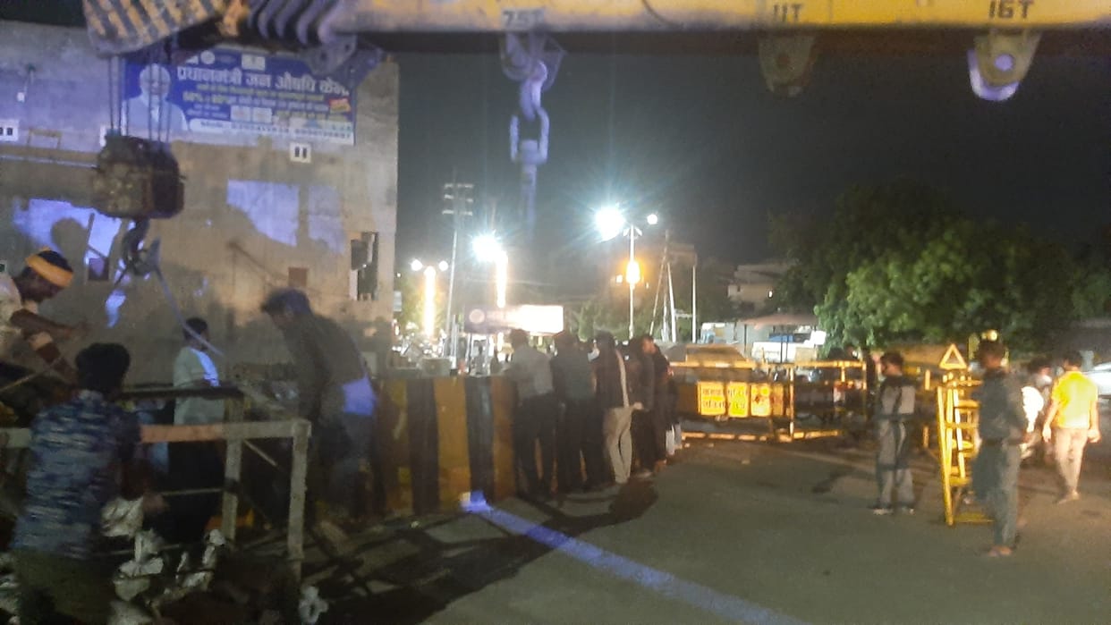 Prayagraj Flood: After the information of leakage in Mumfordganj sluice gate, the team remained engaged till l