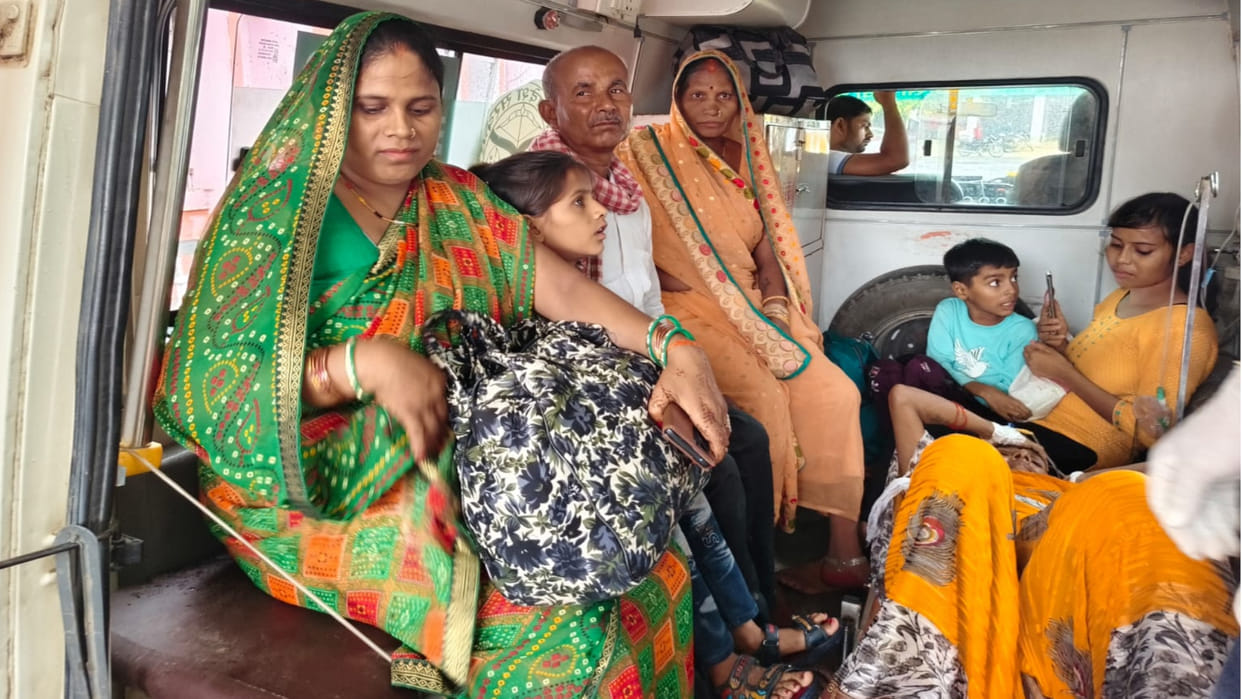 A pickup full of devotees from Gorakhpur overturned in Sant Kabir Nagar, 8 people in critical condition