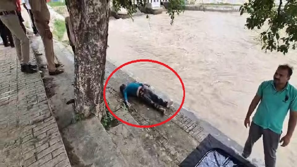 Elderly man dead body found in Bulandshahr Shivali Gang Nagar