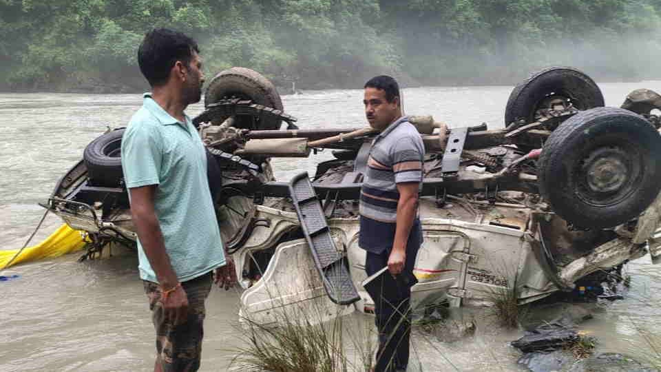 Tehri Accident pickup vehicle loaded with apples fell into the Yamuna river four people badly Injured