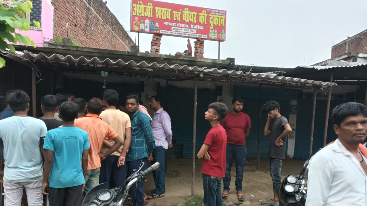 2 lakh rupees in cash and beer were stolen from a composite shop in Deoria by cutting the shutter