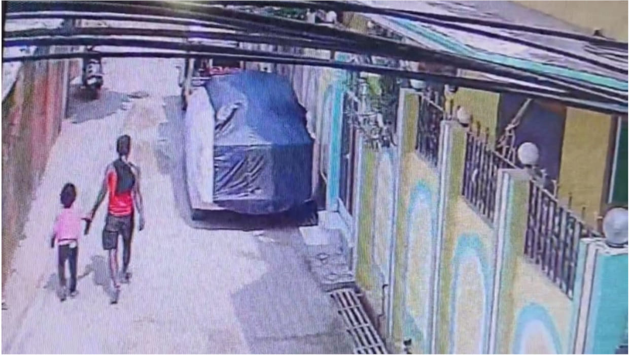 Attempt to kidnap a girl in Abubakar Nagar, Deoria, incident captured on CCTV - she escaped by running away
