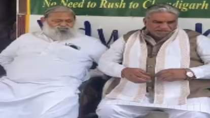 उर्जा मंत्री अनिल विज के साथ पंचायत मंत्री कृष्ण लाल पंवार।