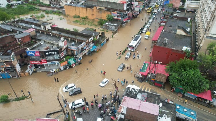 Himachal Weather:ऊना में बारिश ने तोड़ा 37 साल का रिकॉर्ड, प्रदेश में 403 सड़कें बंद; ट्रेनें और उड़ानें ठप - Himachal Weather: Rain Breaks 37-year Record In Una - Amar Ujala Hindi News Live