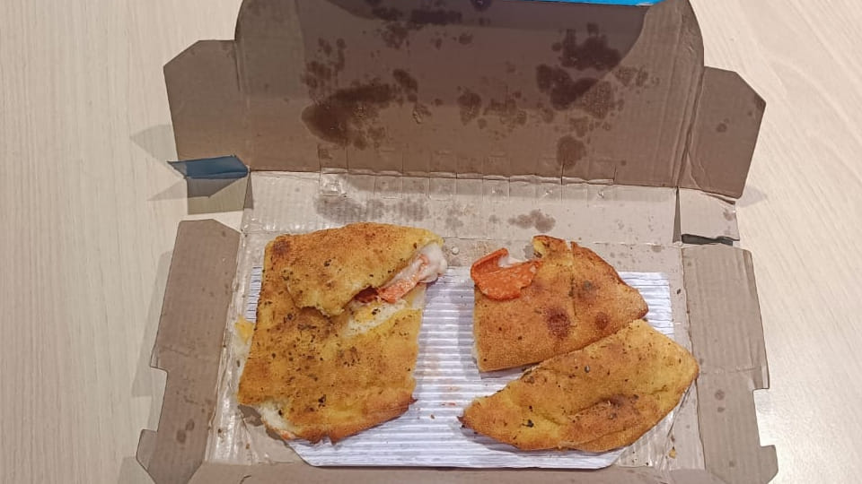 Kanpur: Veg garlic bread ordered online turned out to be non-veg, uproar