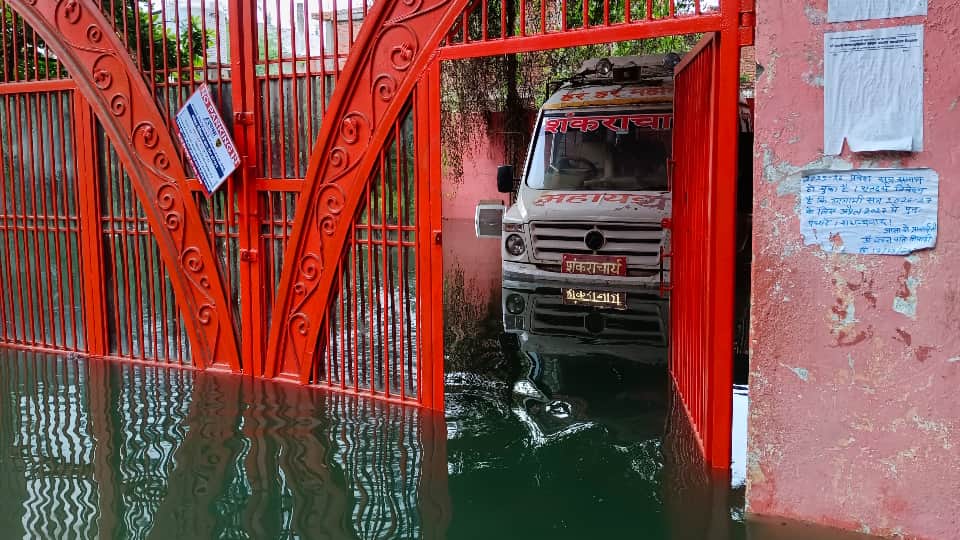 Varanasi Flood Alert: Ganga Water Crosses Danger Mark, Submerges Ghats and Reaches City Roads