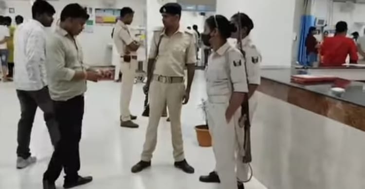 Bihar Accident: सीवान में भारी बारिश से गिरी दीवार, पिता-पुत्री की दर्दनाक मौत; तीन गंभीर घायल