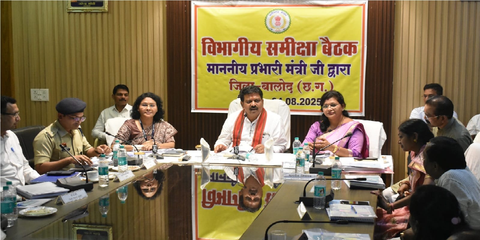 अधिकारियों के साथ बैठक करते गृह मंत्री विजय शर्मा