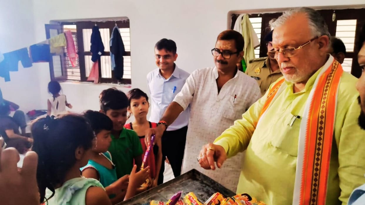 Flood havoc 1898 hectares of crops of 7037 farmers affected in Varanasi minister in charge arrived