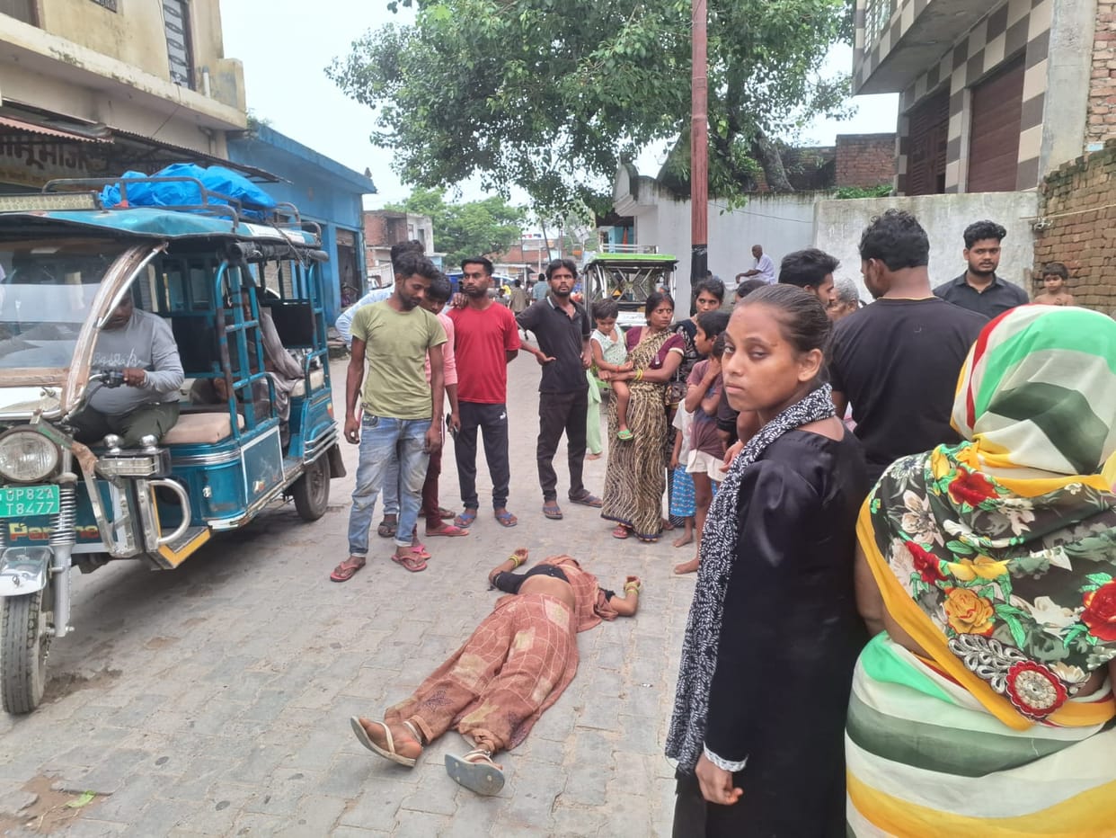 woman fell unconscious while standing in line for fertilizer at Etah in UP