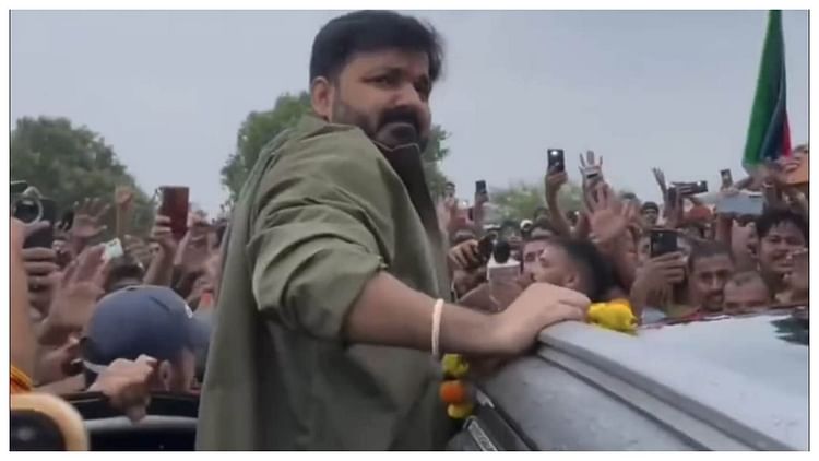 Bihar News : पावरस्टार पवन सिंह समर्थको के आगे हुए बेबस, लौटना पड़ा वापस; बाढ़ पीड़ित से गये थे मिलने