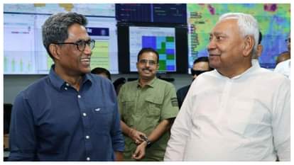 मुख्यमंत्री नीतीश कुमार के साथ अगले महीने मुख्य सचिव का पद ग्रहण कर रहे प्रत्यय अमृत।