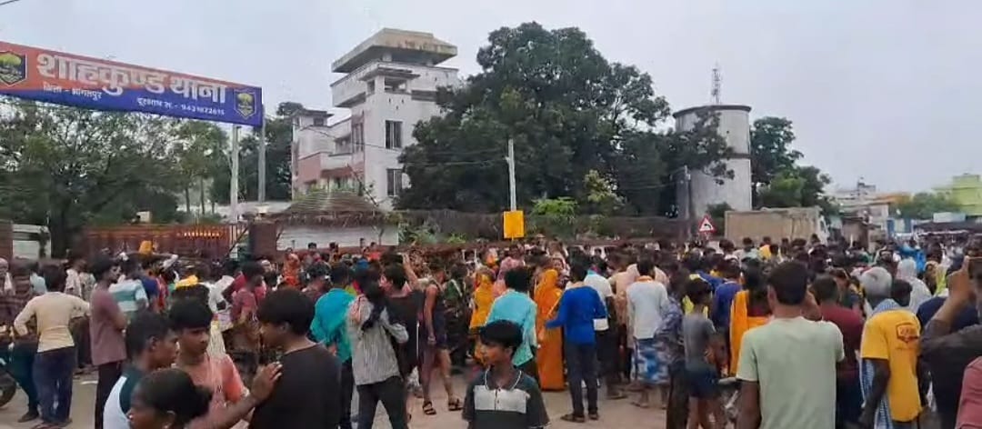 शाहकुंड थाना के सामने प्रदर्शन करने लोग।