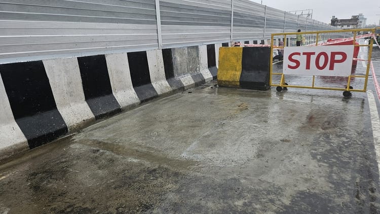 Bihar: बख्तियारपुर-मोकामा हाईवे का साइड स्लोप धंसा, डबल डेकर पुल की सड़क पर भी दिखे गड्ढे; बारिश ने खोली पोल