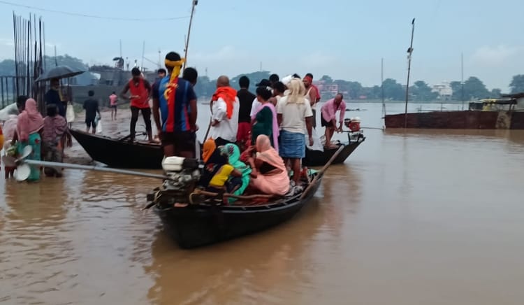 Bihar Flood News: पटना में गंगा नदी उफनाई, इन इलाकों में घुसा बाढ़ का पानी; लोगों का हाल बेहाल