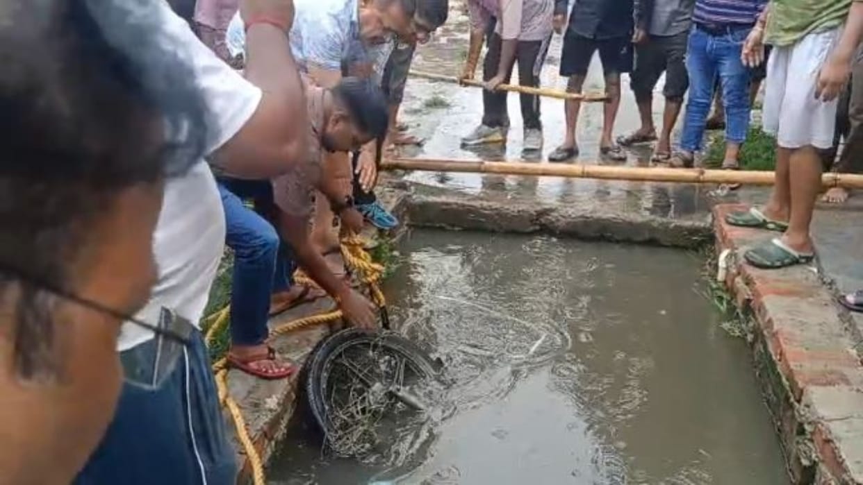 Two Kanwariyas fell into a drain along with their bike in Bareilly