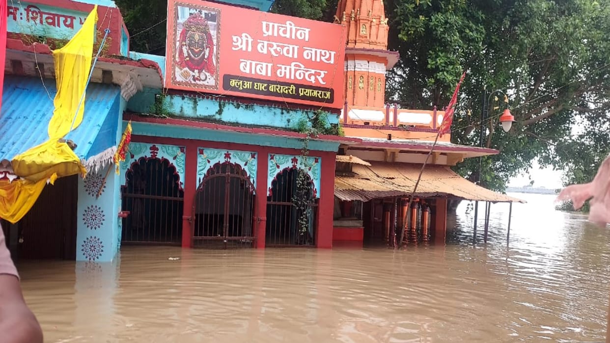 After showing a fierce form, Ganga and Yamuna Flood are stable, situation is still terrible in flood