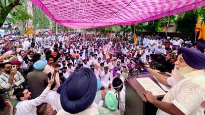 बठिंडा में धरने को संबोधित करते सुखबीर बादल।