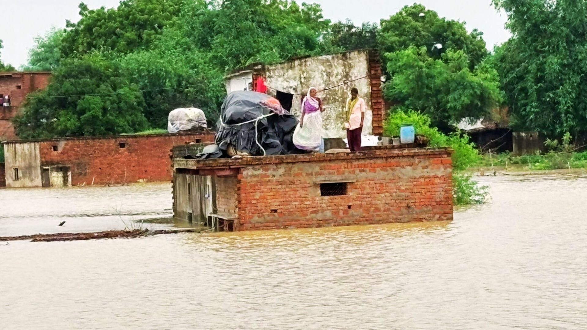 Flood Alert People wait for five hours standing in water wood and boat fares increased at Manikarnika Ghat
