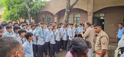 Students of Navodaya Vidyalaya put themselves under house arrest at Sirsaganj in Firozabad