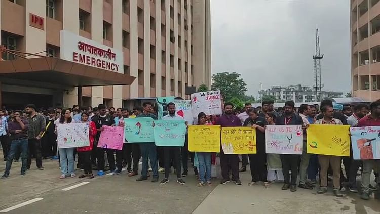 पटना एम्स विवाद: हड़ताल के चौथे दिन डॉक्टरों ने बंद की ओपीडी और आईपीडी, ‘वी वांट जस्टिस’ के लगाए नारे
