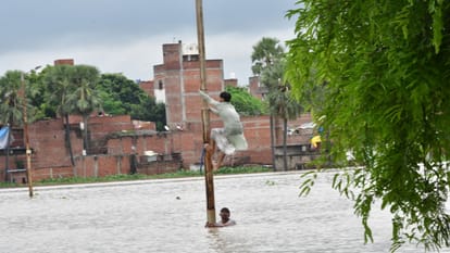 Varanasi Flood: गंगा का रौद्र रूप, मणिकर्णिका घाट पर शवों की कतार, पहली बार नमो घाट बंद, वरुणा-गोमती भी उफनाई Namo Ghat Closed First Time, Ganga Above Danger Mark, Water Reaches Sheetla Ghat Road in kashi varanasi