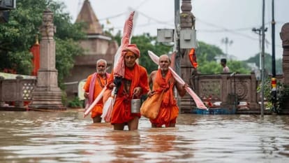 Varanasi Flood: गंगा का रौद्र रूप, मणिकर्णिका घाट पर शवों की कतार, पहली बार नमो घाट बंद, वरुणा-गोमती भी उफनाई Namo Ghat Closed First Time, Ganga Above Danger Mark, Water Reaches Sheetla Ghat Road in kashi varanasi