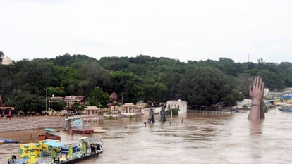Varanasi Flood: गंगा का रौद्र रूप, मणिकर्णिका घाट पर शवों की कतार, पहली बार नमो घाट बंद, वरुणा-गोमती भी उफनाई Namo Ghat Closed First Time, Ganga Above Danger Mark, Water Reaches Sheetla Ghat Road in kashi varanasi