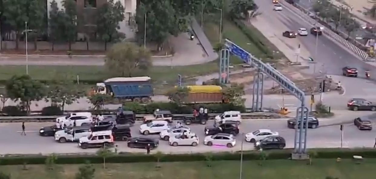 Youths jammed Dwarka Expressway to make reels watch hooliganism in the video