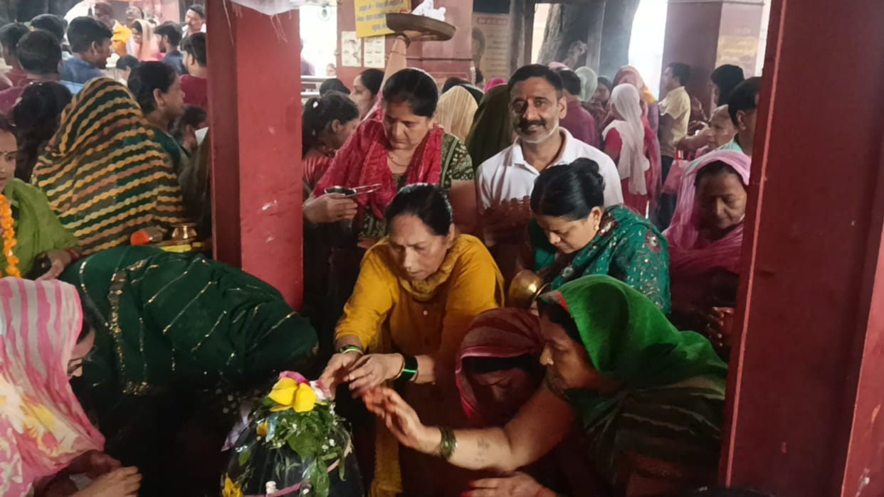Crowds kept gathering in the Shiva temples of Gorakhpur, a flood of faith surged on the fourth Monday of Sawan