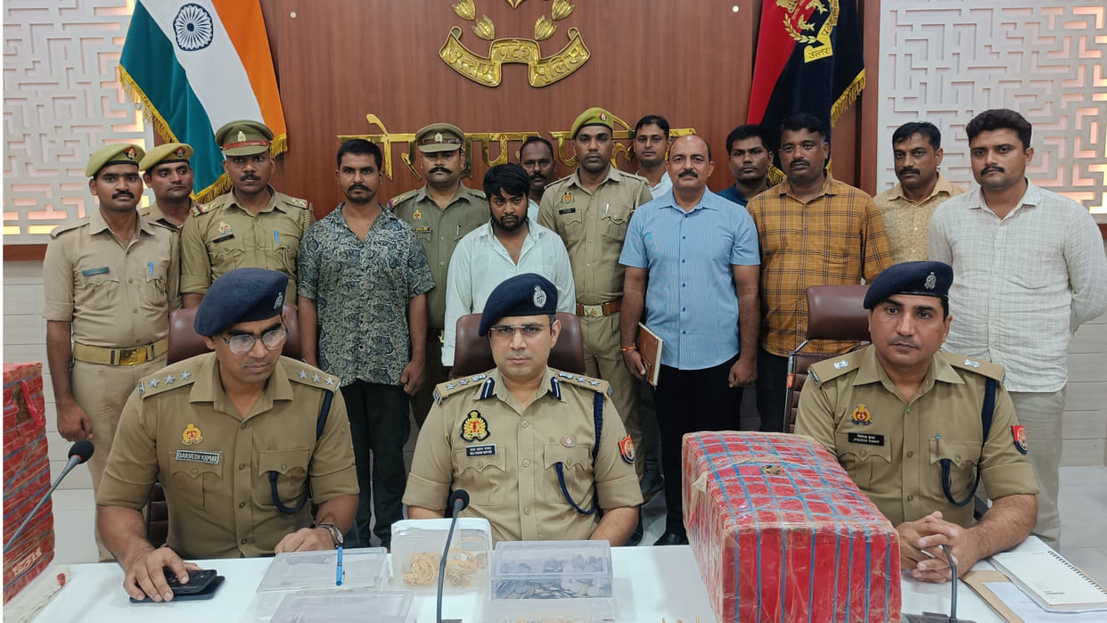 Gang exposed by gorakhpur police, They used to sell stolen jewellery and smuggle ganja, two arrested