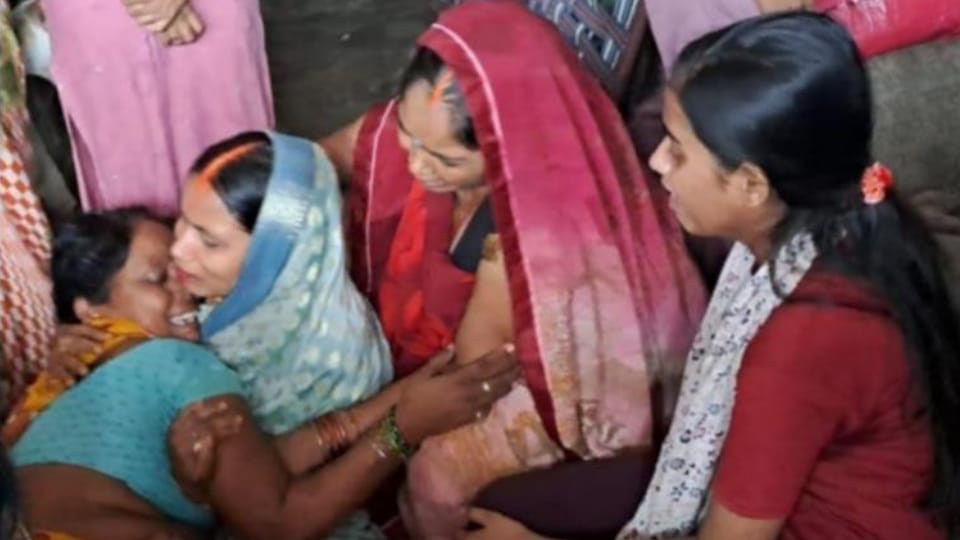 Gonda Road Accident helplessness was seen everywhere After the Bolero fell into the canal in Gonda