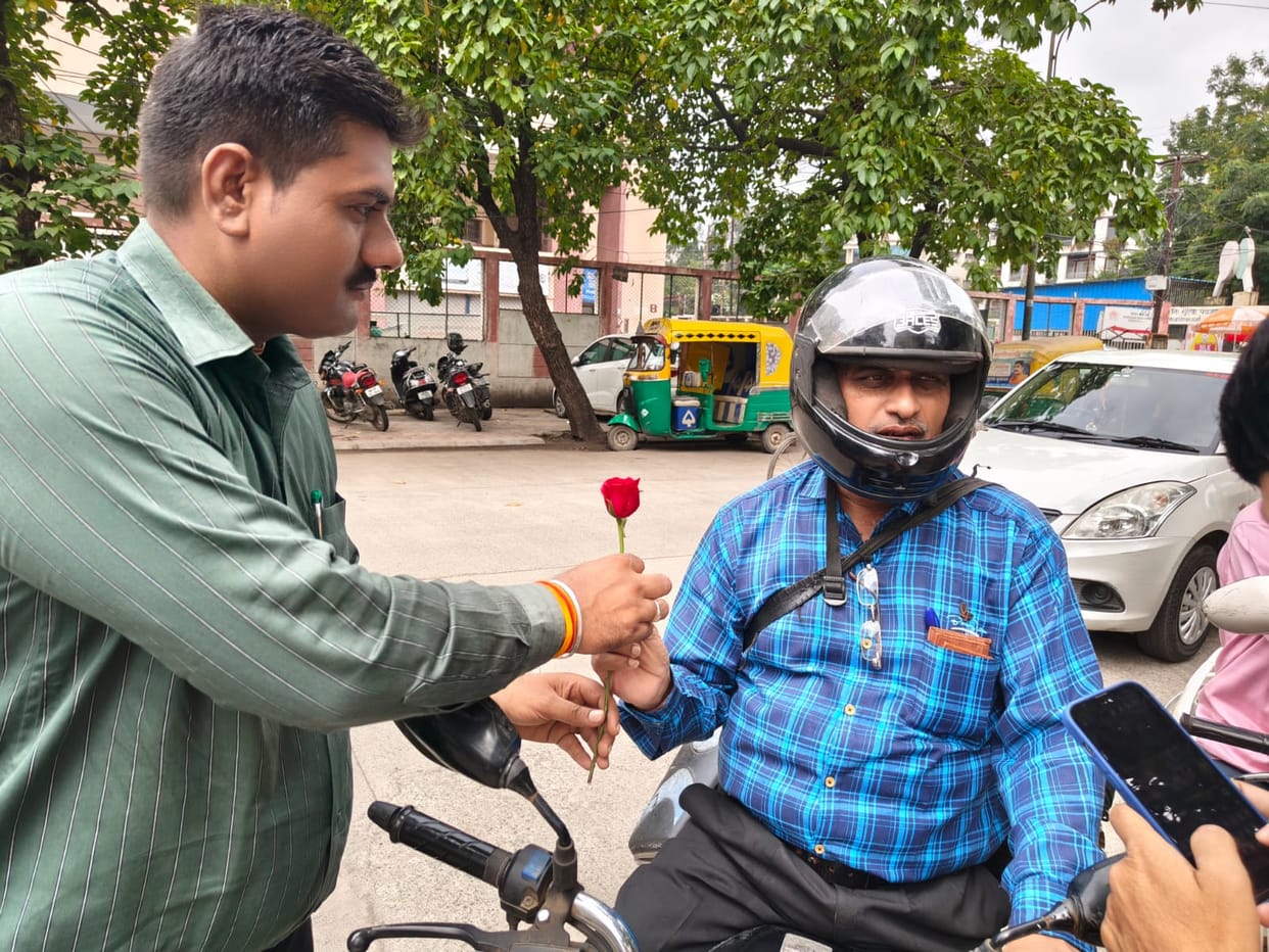 Indore: Government employees wearing helmets were welcomed with roses