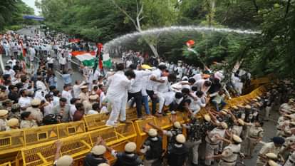 झुग्गी तोड़े जाने के मामले में विरोध जताते कांग्रेस के कार्यकर्ता