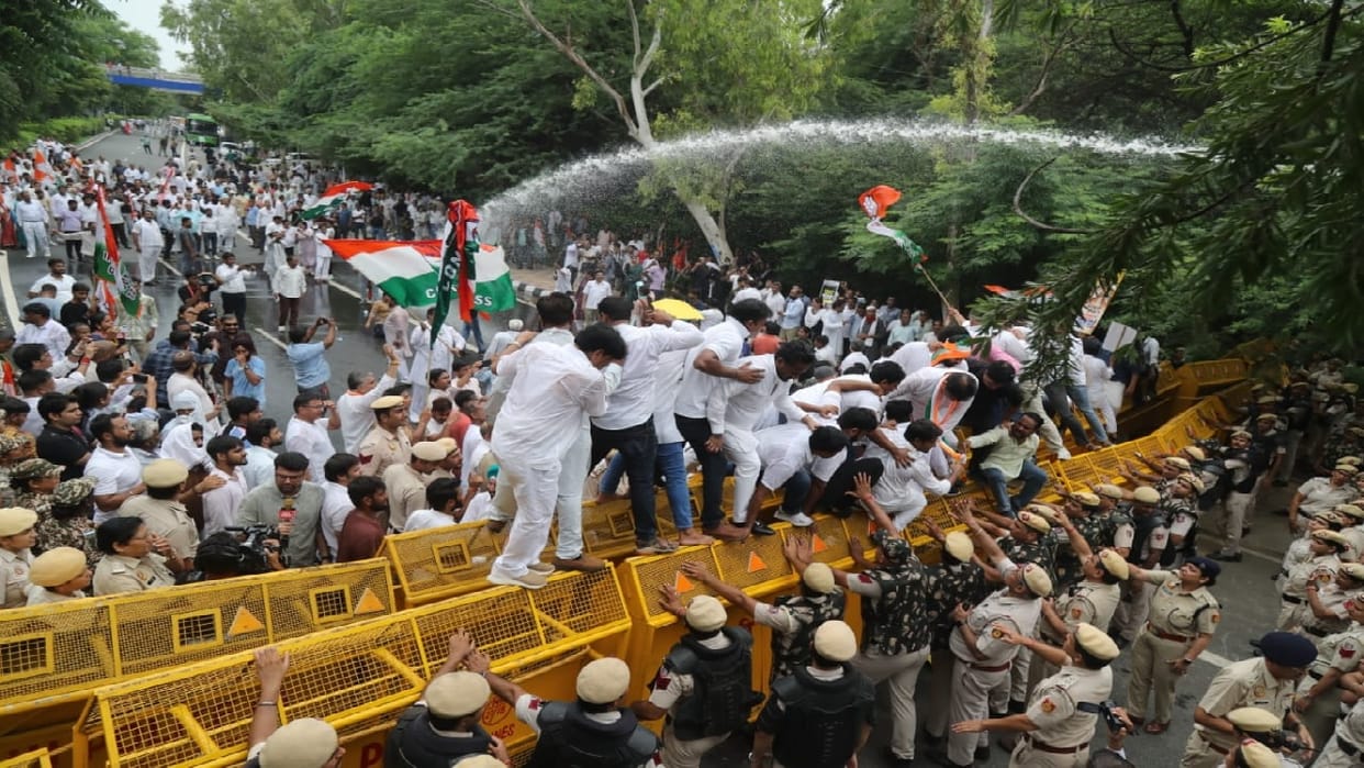 Congress protested near Vidhan Sabha regarding removal of slums