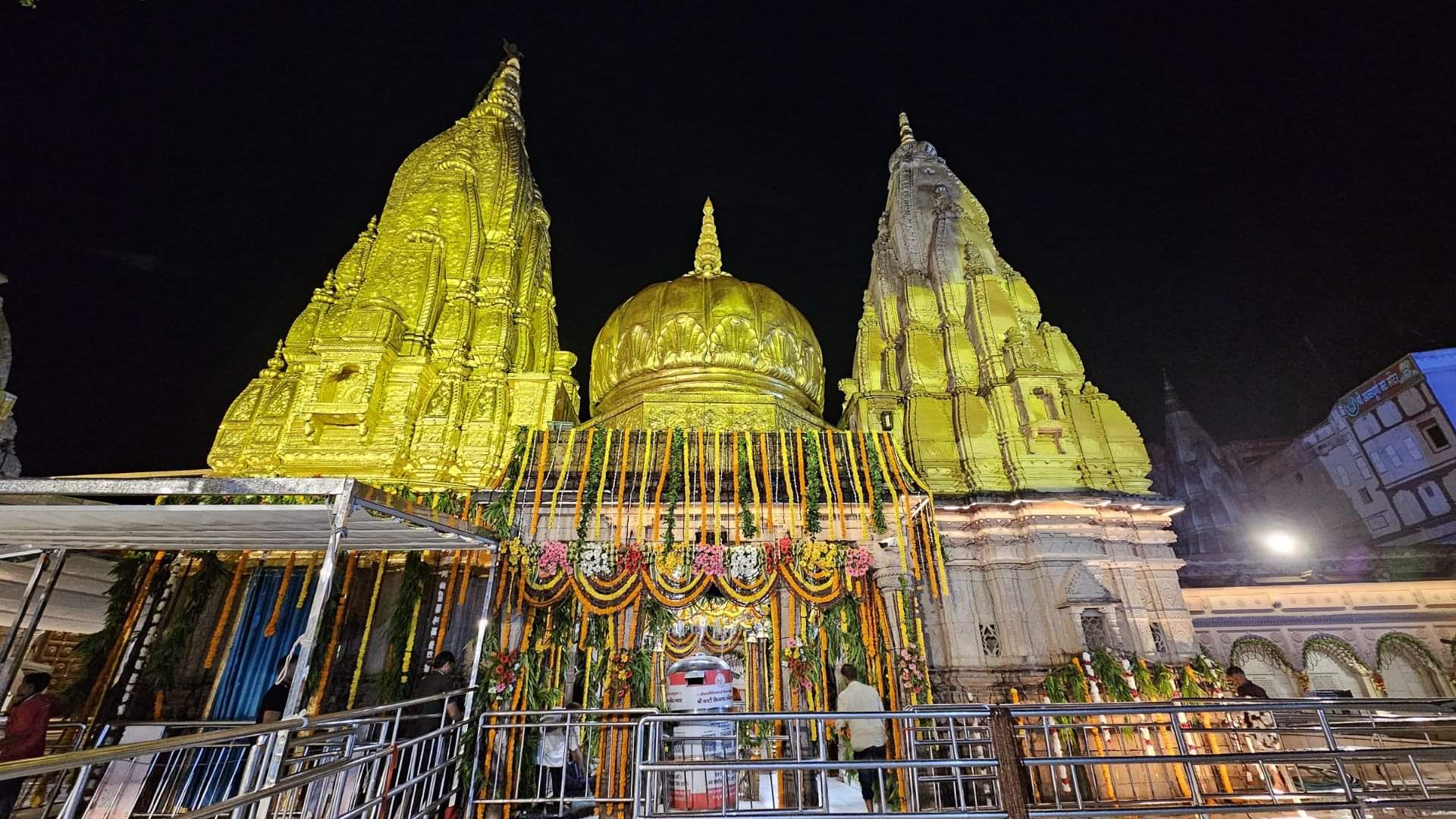 Sawan 2025 Kashi Vishwanath Temple Devotees worship baba Vishwanath on 4th Somwar in varanasi