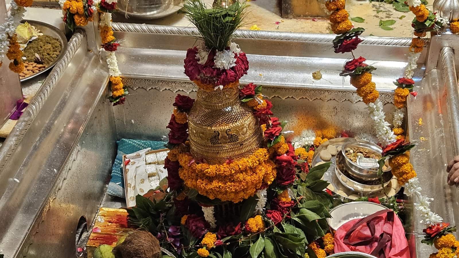 Sawan 2025 Kashi Vishwanath Temple Devotees worship baba Vishwanath on 4th Somwar in varanasi