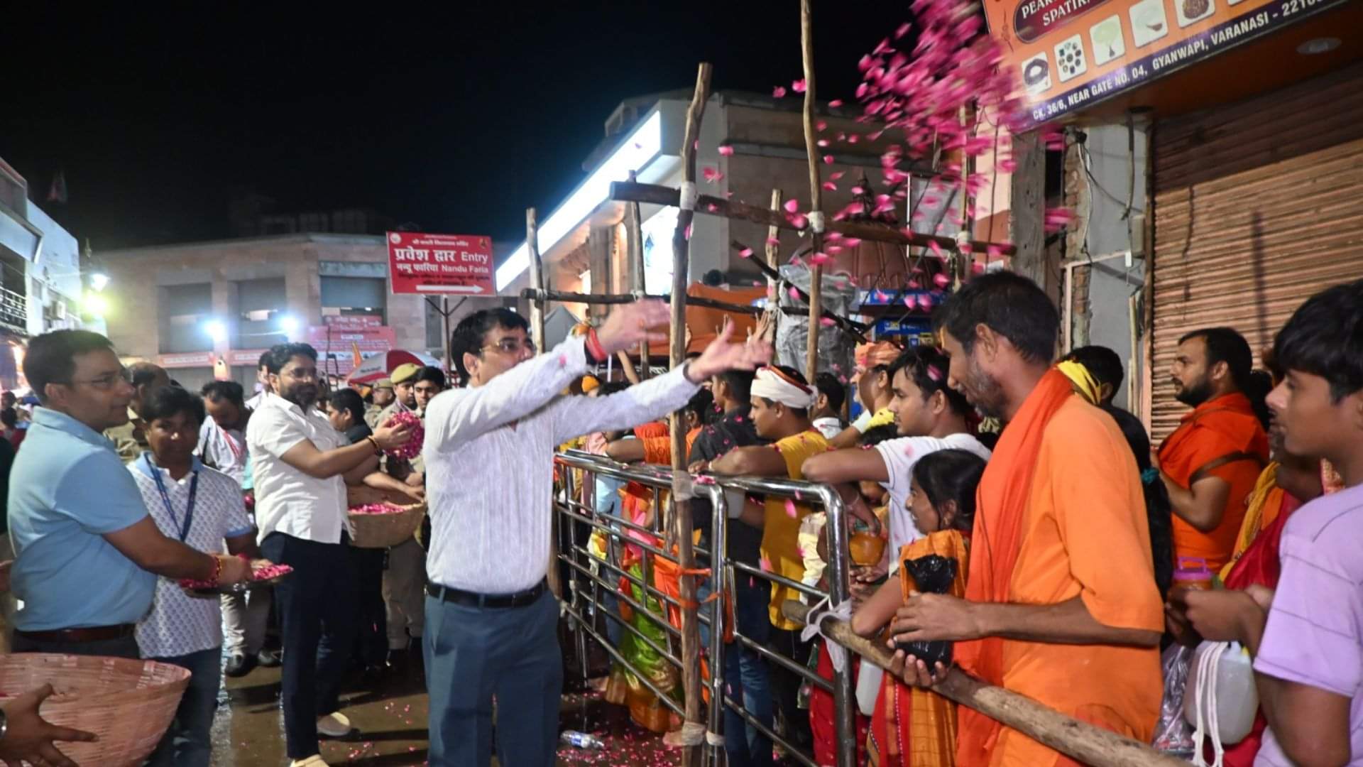 Sawan 2025 Kashi Vishwanath Temple Devotees worship baba Vishwanath on 4th Somwar in varanasi