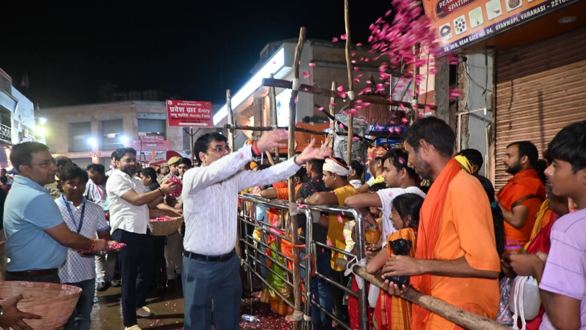 Sawan 2025 Kashi Vishwanath Temple Devotees worship baba Vishwanath on 4th Somwar in varanasi