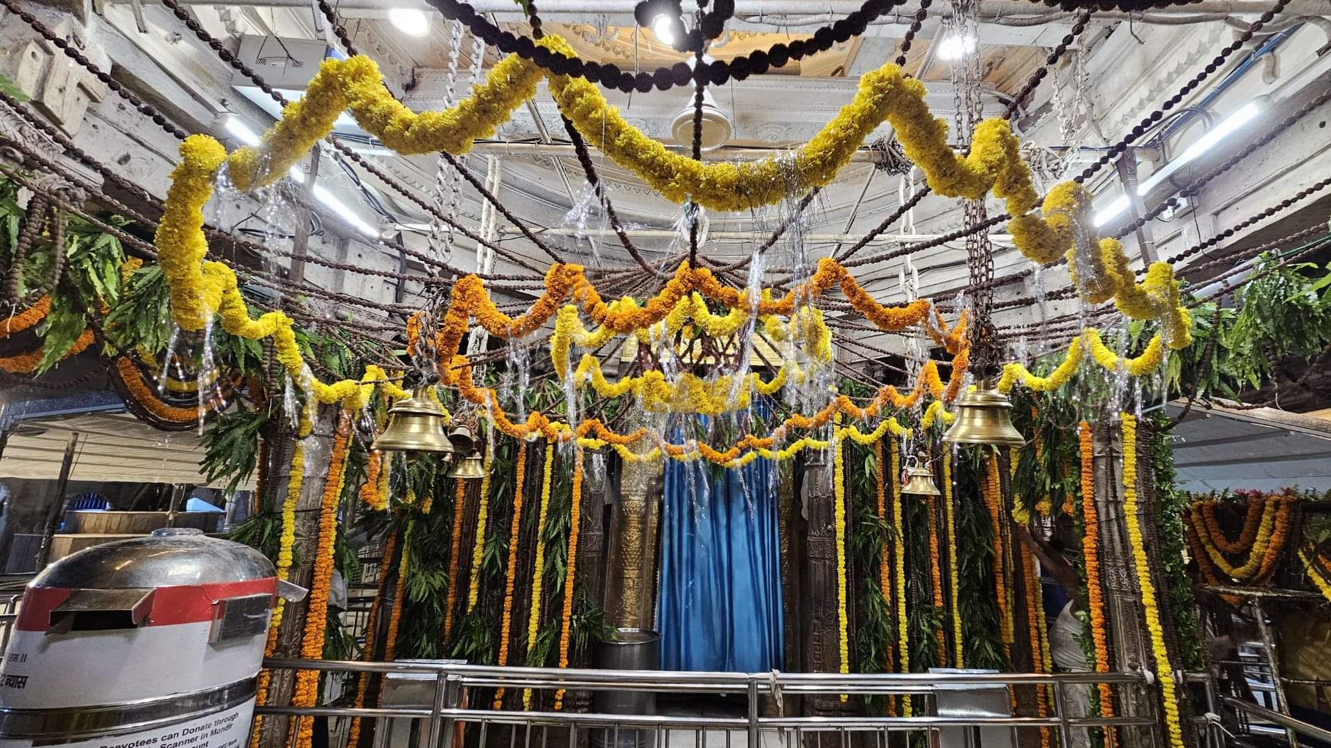 Sawan 2025 Kashi Vishwanath Temple Devotees worship baba Vishwanath on 4th Somwar in varanasi