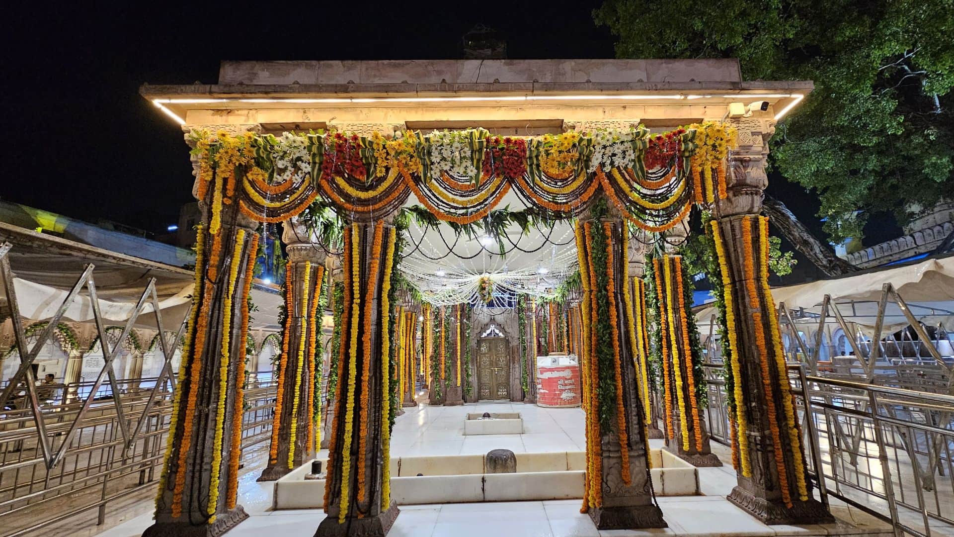 Varanasi Travel Guide Tips to follow Visiting Kashi Vishwanath Temple Crowd Safety Guidelines