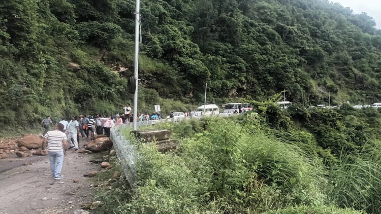 Uttarakhand Rainfall: 17 घंटे से हो रही बारिश का कहर, हाईवे और सड़कें बाधित, केदारनाथ यात्रा छह घंटे रोकी