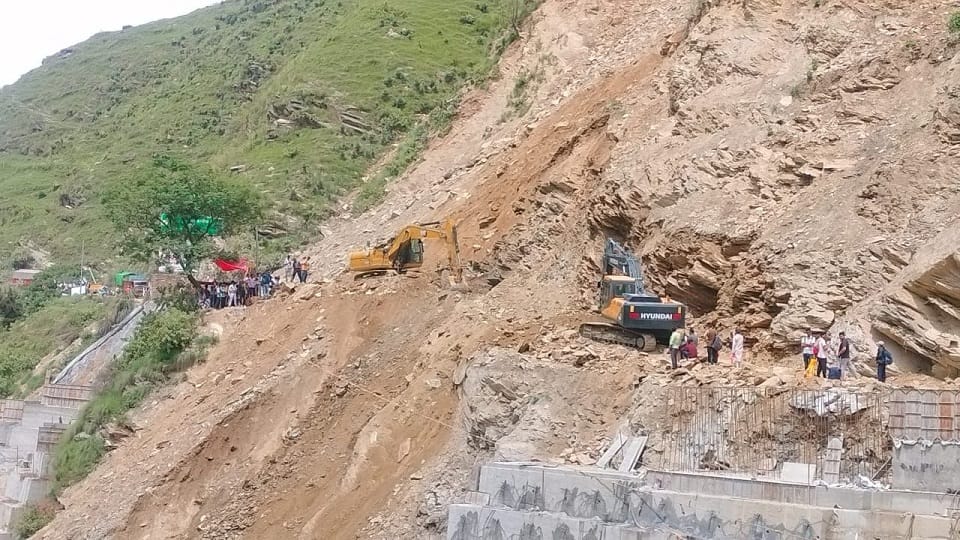 Traffic halted due to collapse of a part of NH in Quarab