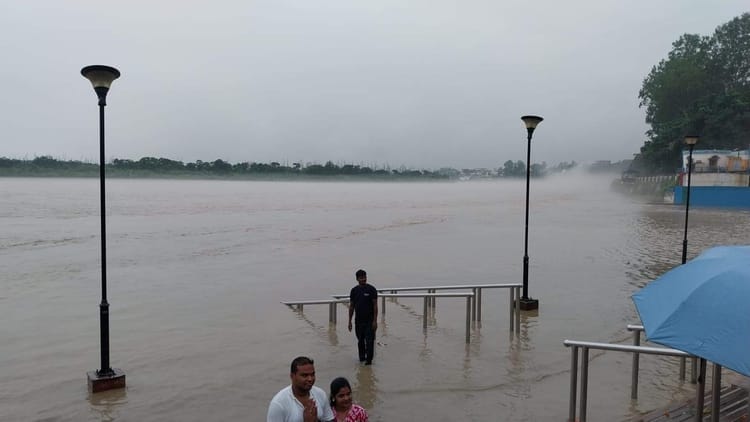 उत्तराखंड: पहाड़ से मैदान तक बारिश का ऑरेंज अलर्ट, खतरे के निशान पर नदियां, 4 जिलों में स्कूल बंद, तीन की मौत