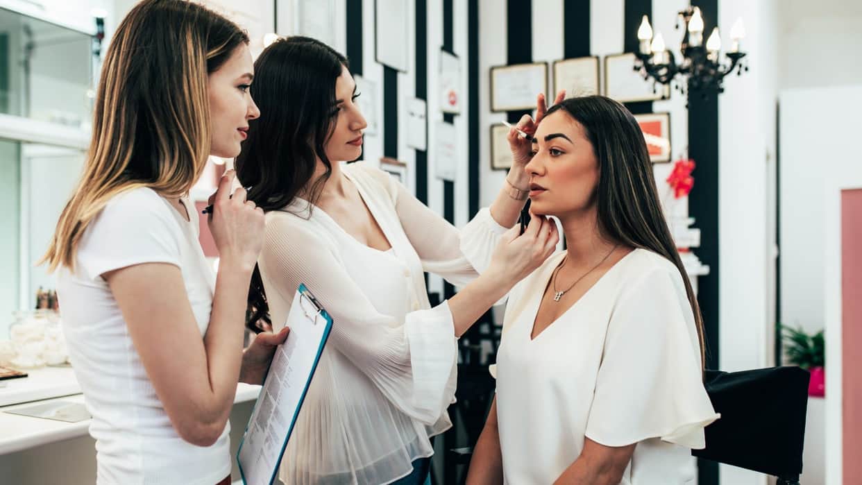 tips to book parlour for makeup in hindi makeup artist book karte time dhyan rakhein ye batein