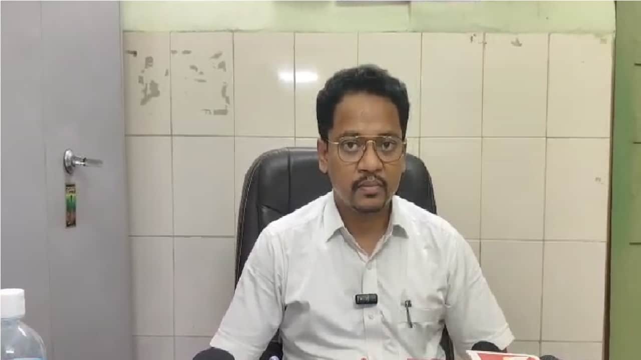मामले की जानकारी देते अधिकारी