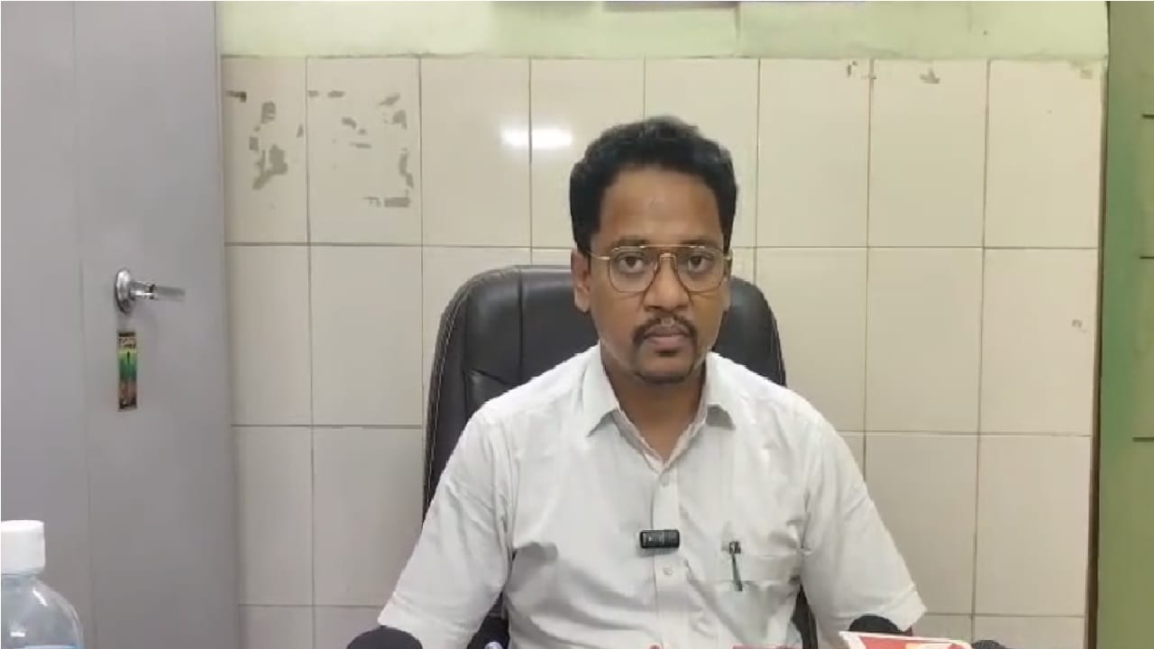 मामले की जानकारी देते अधिकारी